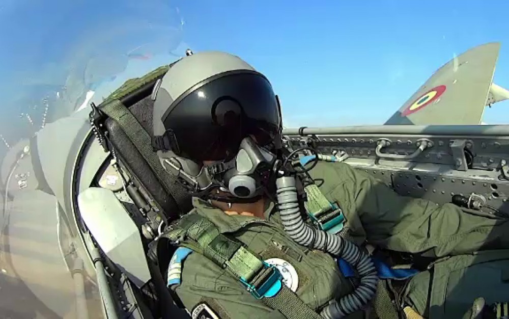 Cum „merg la toaletă” piloții de avioane de vânătoare sau atac când zboară ore în șir